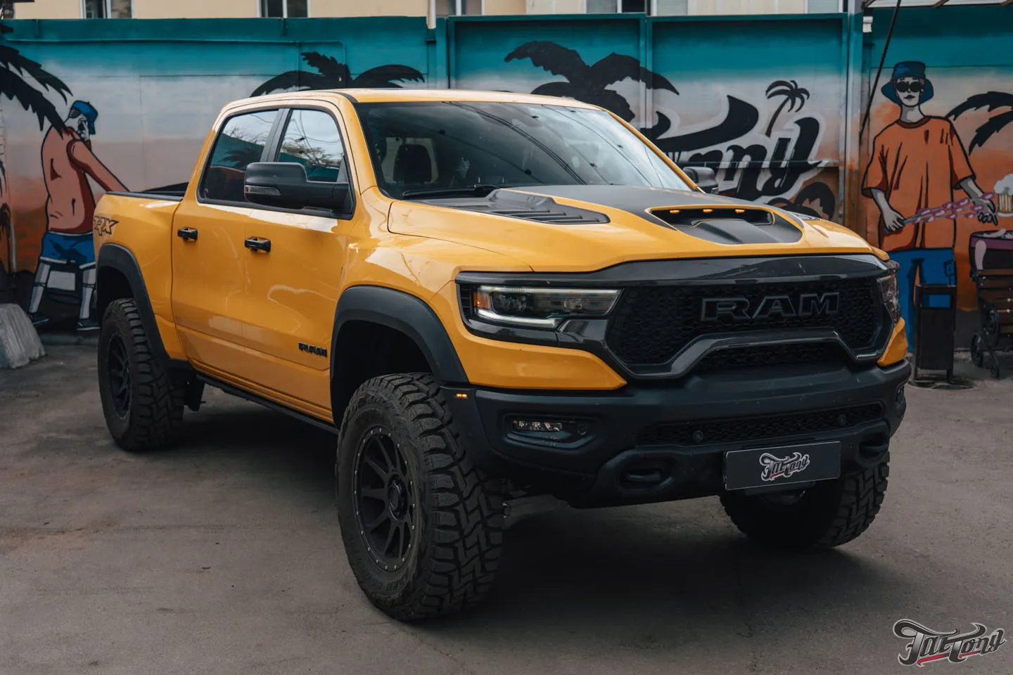 Что мы сделали с RAM TRX Hennessey Mammoth 1000?! Часть 1: автомобиль до начала работ, оклейка винилом и полиуретаном, татуировки в проемах